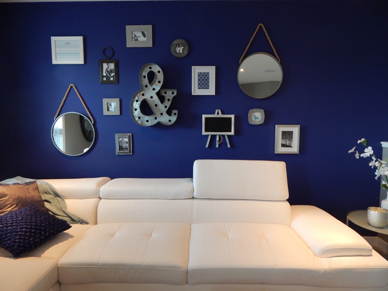 interior design blue feature wall