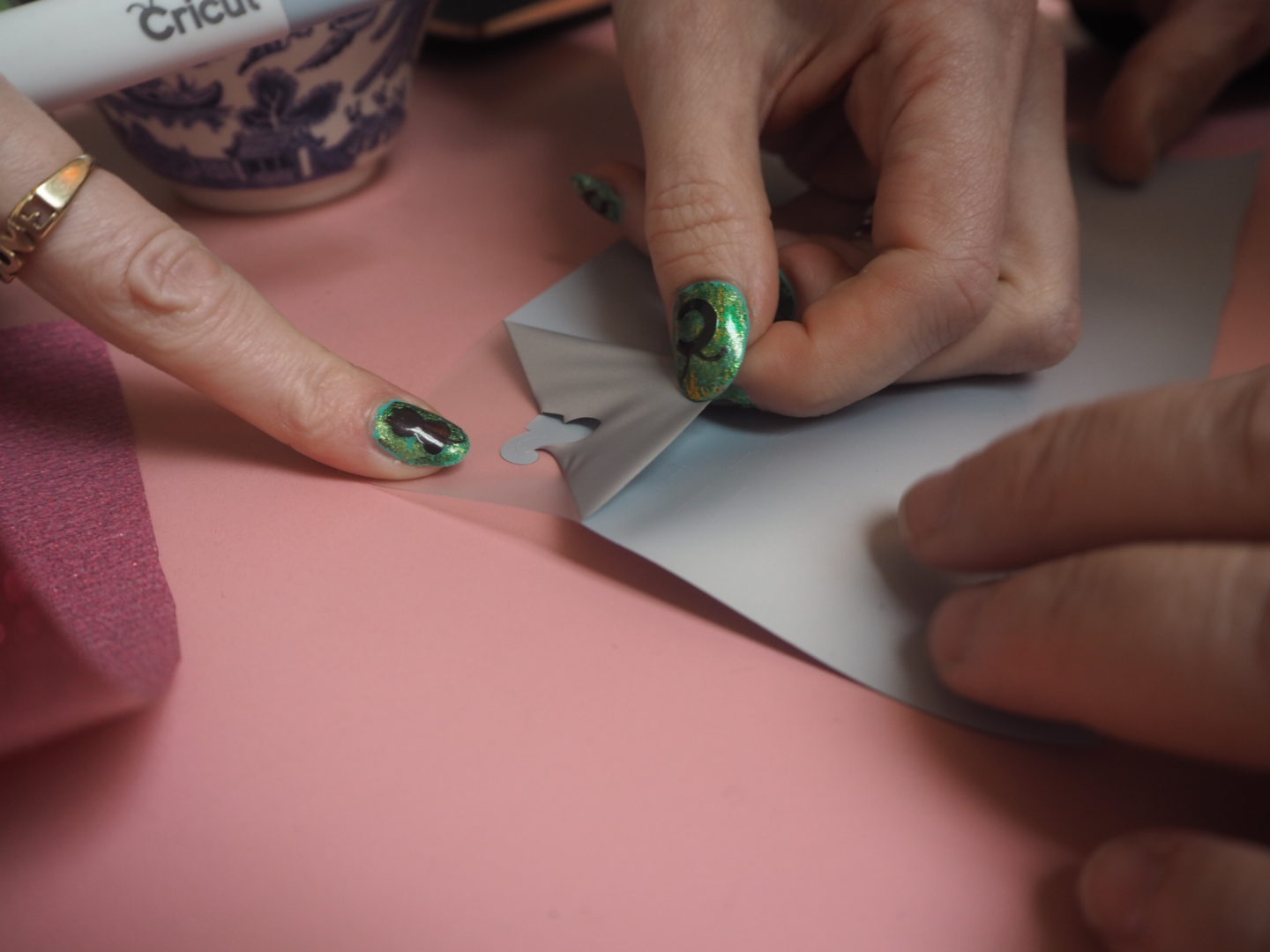 Weeding iron on vinyl for tote bag